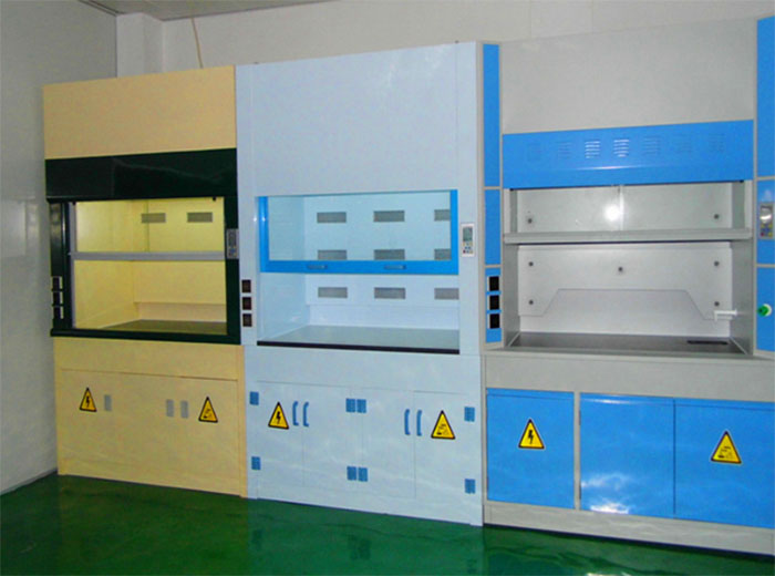 首先開啟通風柜的電源開關，確保風機運轉正常。