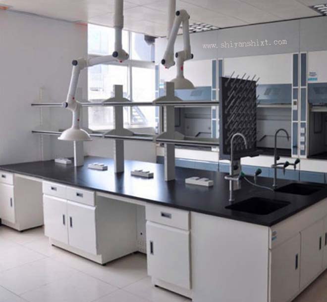 全鋼實驗臺作為一種常見的實驗室家具，因其穩固耐用、耐腐蝕、易于清潔等優點