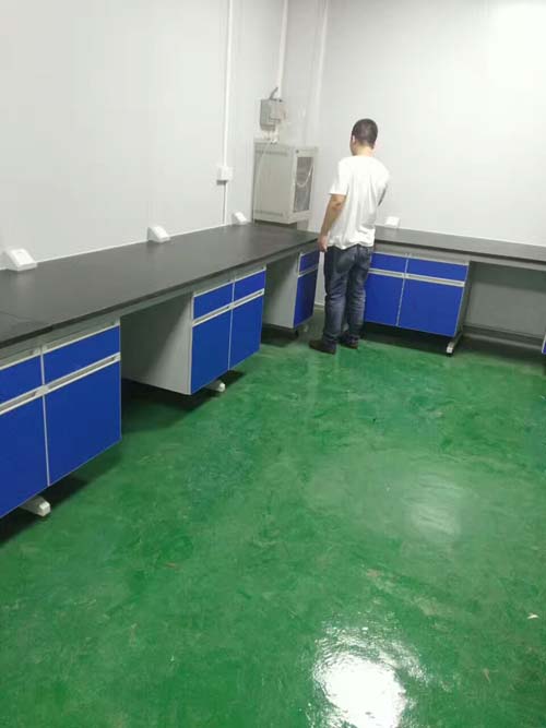 螺絲的材料應(yīng)與實驗臺臺面的材料相匹配，以避免因材料差異導(dǎo)致的腐蝕或損壞。